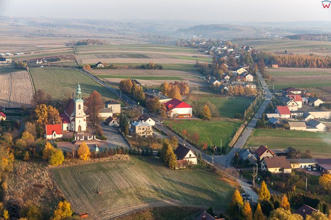 Zarzecze, panorama wsi. EU, Pl, Malopolska. Lotnicze.